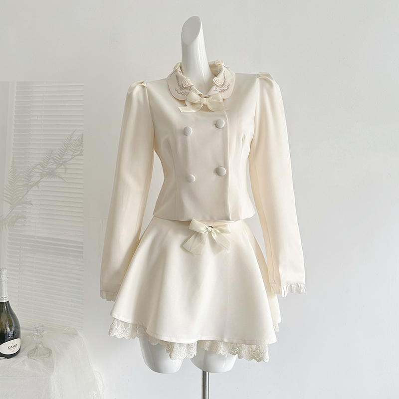 Embroidery Jacket - ชุดเซ็ต 2 ชิ้นสำหรับผู้หญิง เสื้อเบลเซอร์ปักลายดอกไม้ทำมือพร้อมเสื้อแจ็คเก็ตกระดุมสองแถว และกระโปรงสั้นสองชั้นตกแต่งลูกไม้