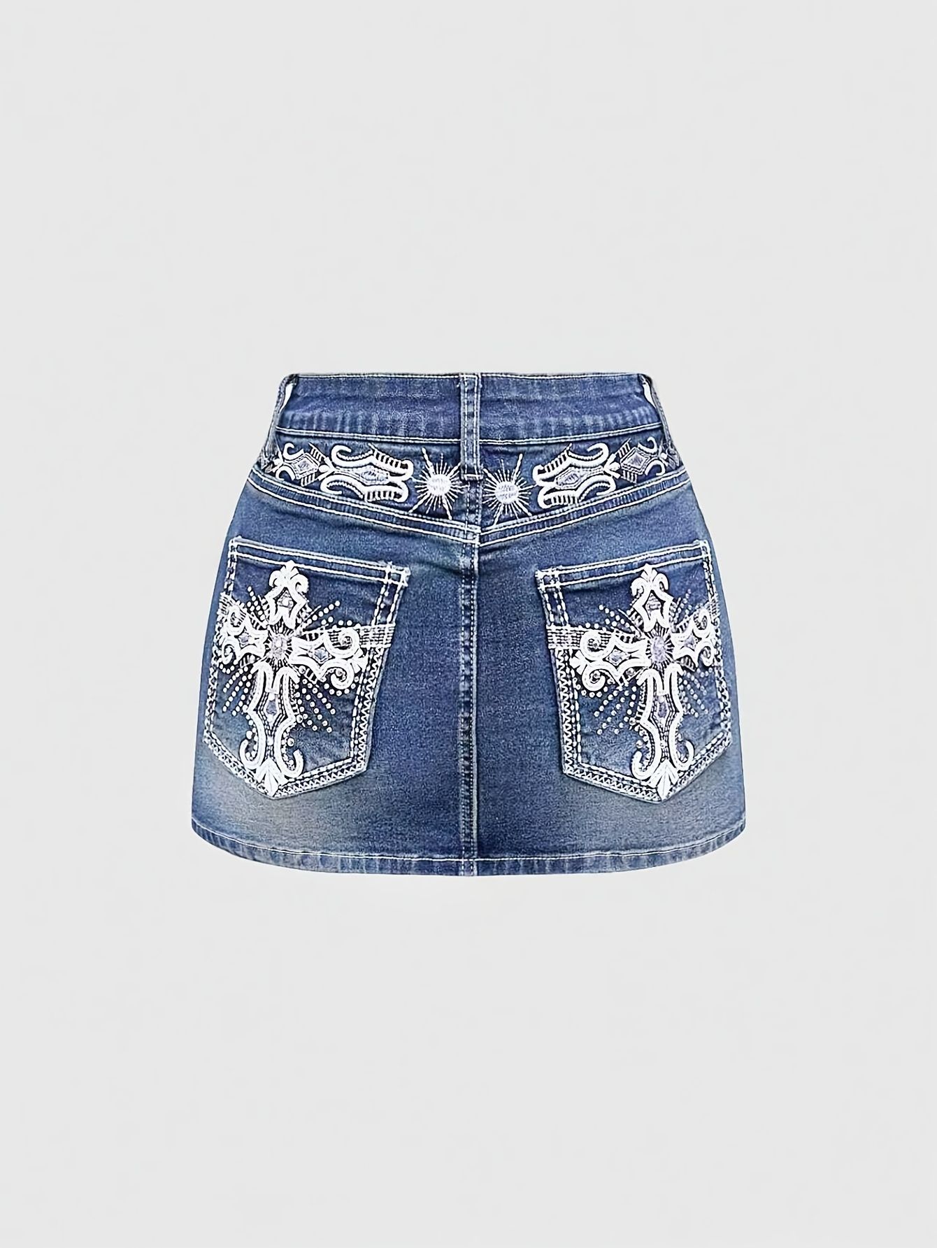Embroidery Skirt - กระโปรงยีนส์มินิทรงเข้ารูปเอวสูงแบบลำลองแฟชั่นใหม่ สีพื้น แต่งกระดุม พร้อมกระเป๋าและลายปัก