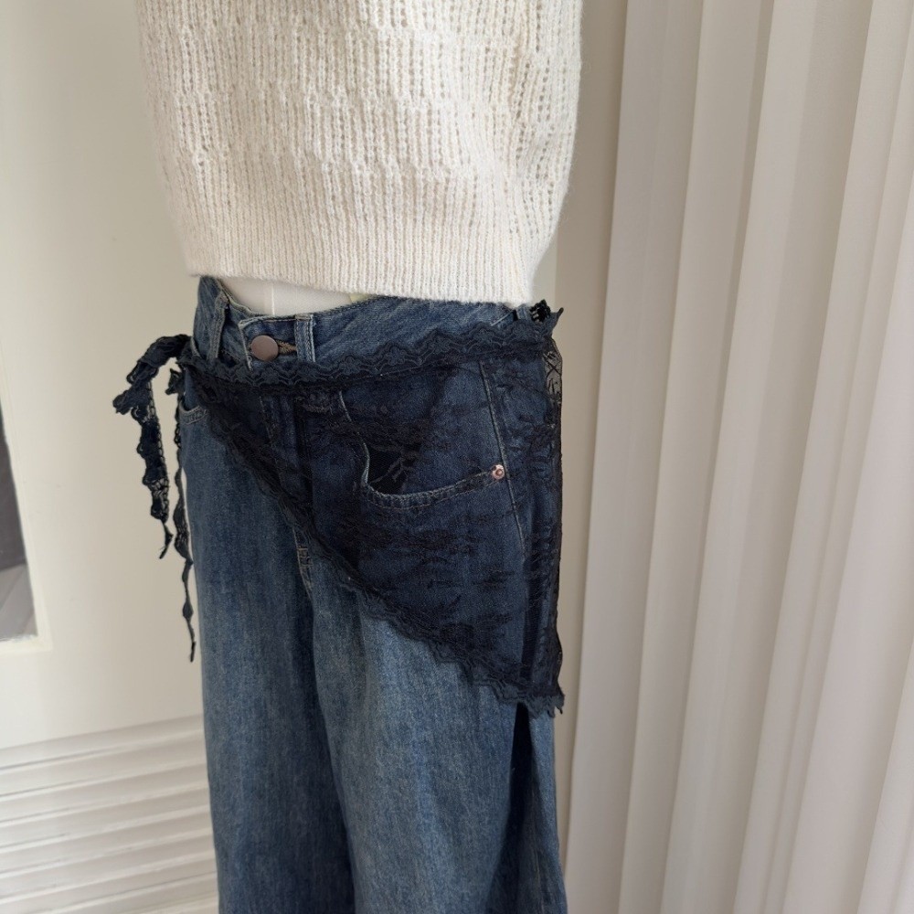 Embroidery Skirt - ผ้ากันเปื้อนทรงสามเหลี่ยมสไตล์ Y2K ปักลายดอกไม้ ผ้าพันเอวแบบผูกเชือก กระโปรงครึ่งตัวเอวสูงแต่งลูกไม้ เครื่องประดับกระโปรง