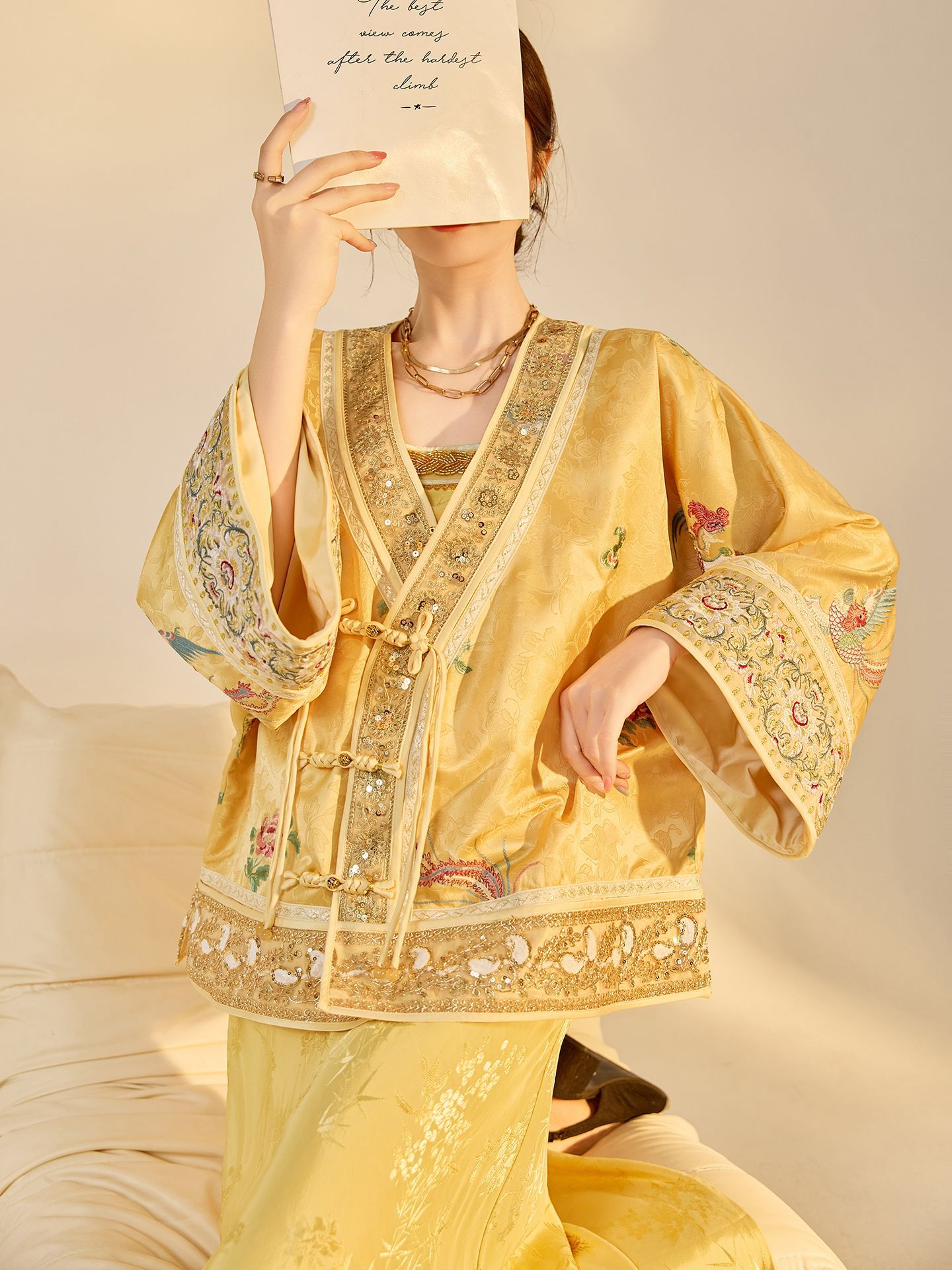 Embroidery Jacket - เสื้อแจ็คเก็ตแฟชั่นใหม่ประจำฤดูใบไม้ร่วง คอวี ดีไซน์หรูหรา สไตล์จีนประยุกต์ ปักลูกปัดอย่างประณีต