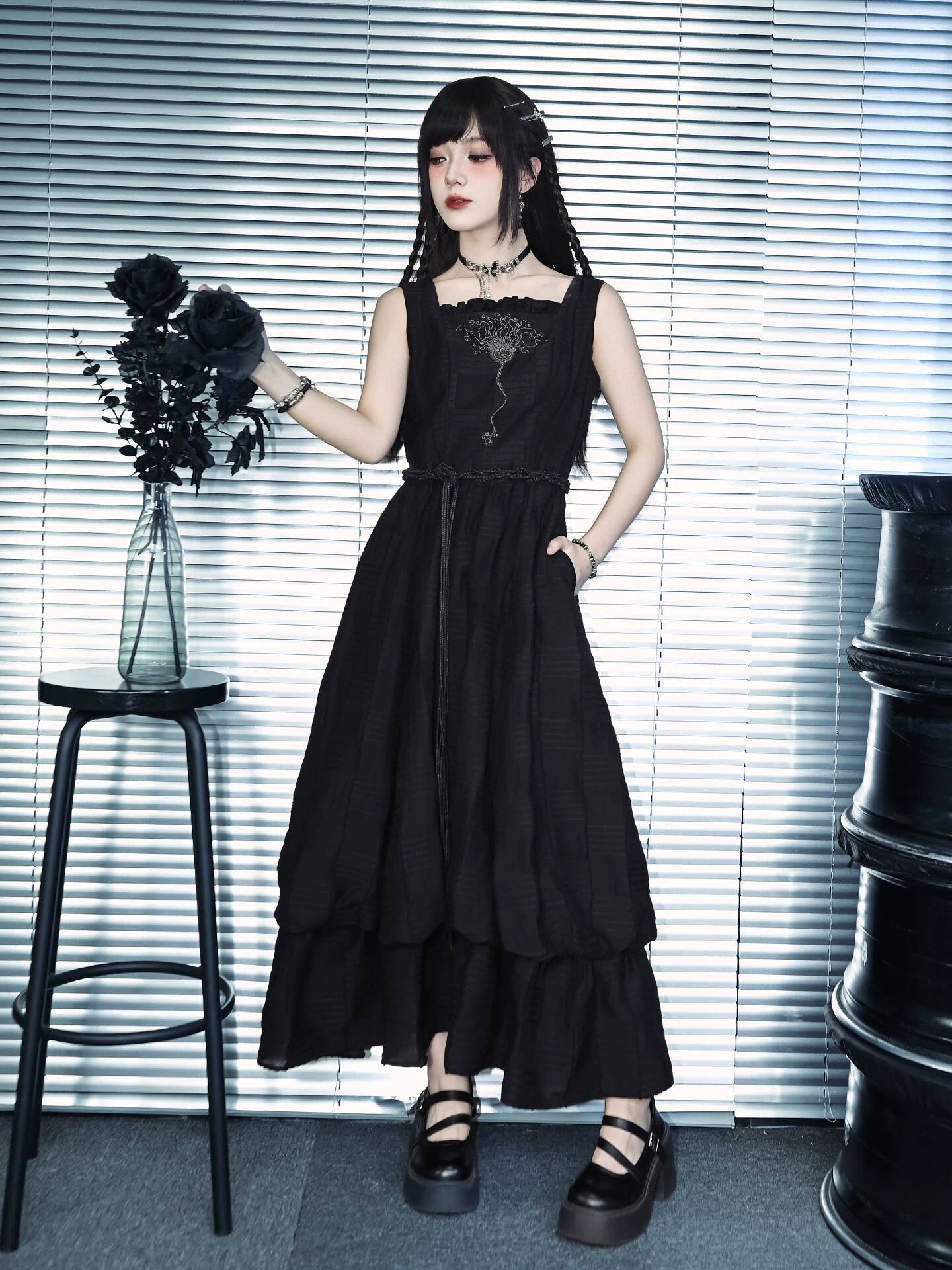 ชุดเดรสปักลายคริโนอยด์สีดำสองช - Embroidery Skirt บทวิจารณ์และราคา
