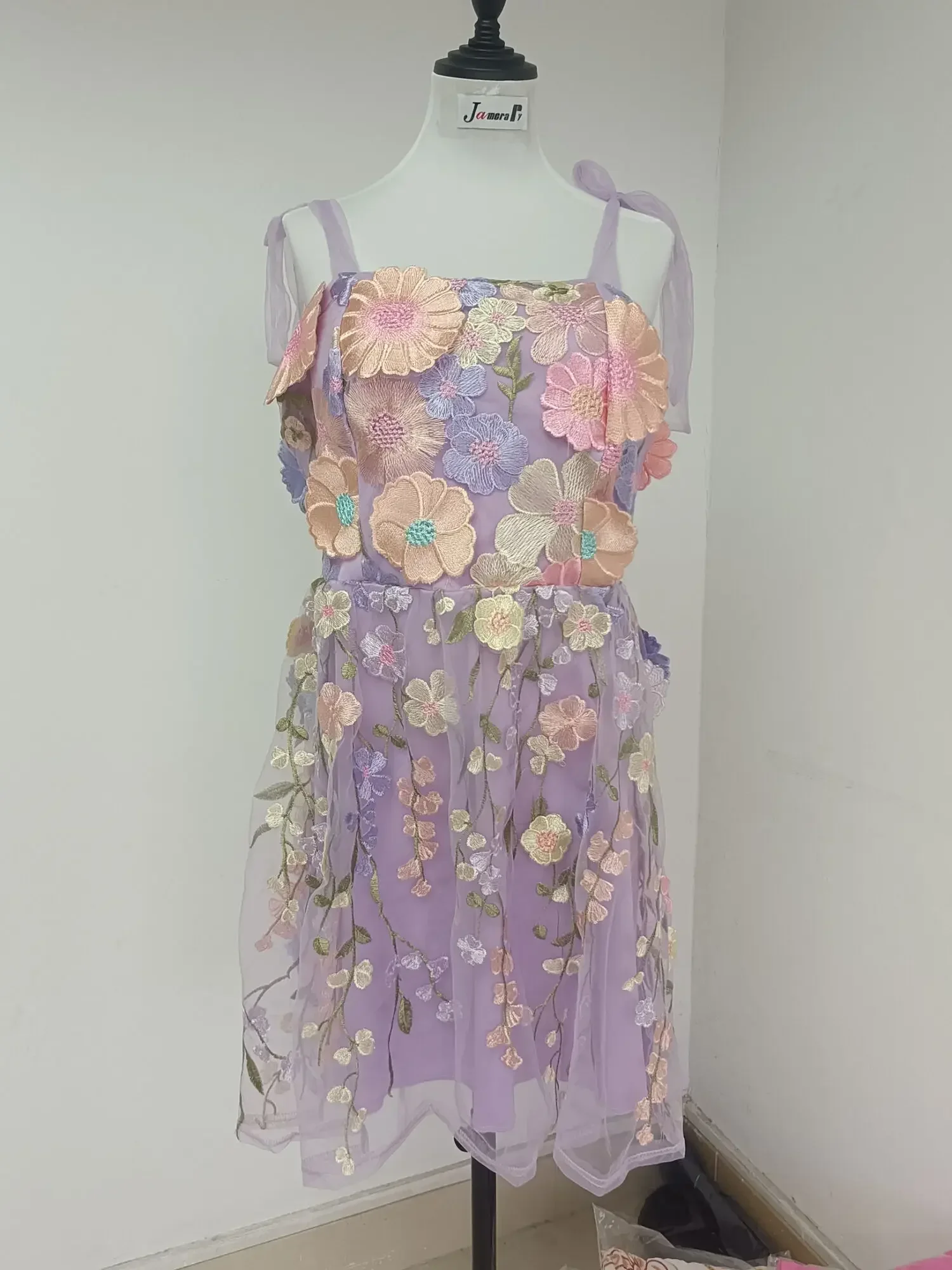 นักออกแบบแบรนด์ชุดราตรีวันหยุด - Embroidery Zara บทวิจารณ์และราคา