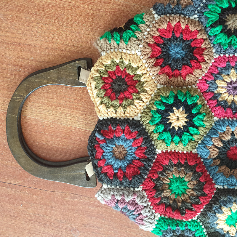 กระเป๋าถือโครเชต์ลาย Granny Sq - Embroidery Yarns บทวิจารณ์และราคา